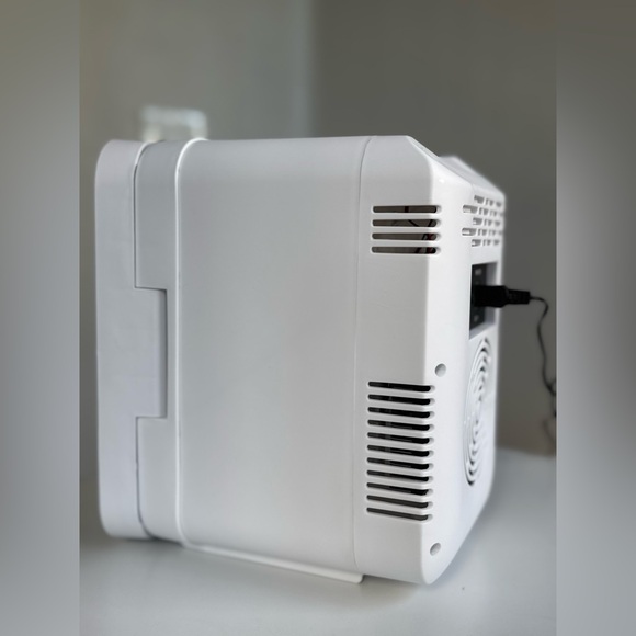 SKINCARE FRIDGE WITH AN LED-lighted mirror door. - Picture 4 of 7